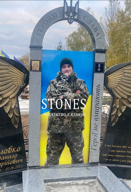 Гранітний комплекс загиблому військовому ЗСУ, 3-D фрезерування, фотоскло